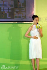 幻灯图：董洁为人母清纯依旧 盛赞老公：他比我优秀 