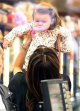 组图：贝嫂与女儿母女装抢镜 小七穿黑色斗篷卖萌