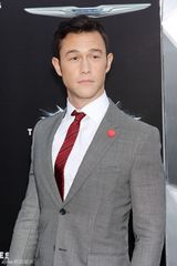 组图：贝尔和哈迪携妻甜蜜亮相《蝙蝠侠》首映