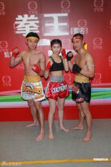 组图：《拳王》记者会 郑嘉颖黄浩然裸上身秀肌肉