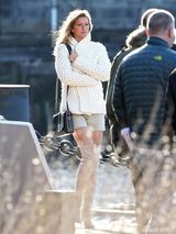 组图：邦辰寒风中拍写真 裹衣取暖美丽冻人