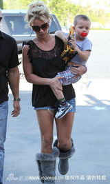 幻灯图集：布兰妮带儿子看电影 热裤秀健美双腿