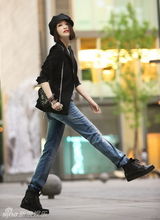 组图：范文芳换潮帽时尚街拍率性洒脱