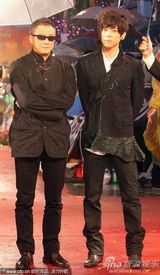 高清组图：金曲奖红毯星光熠熠 那英躲雨不顾形象