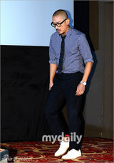 组图：韩星河正宇新片发布 为角色剃光头