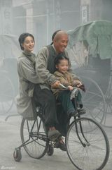 高清：甄子丹骑单车载范冰冰 片场重现“甜蜜蜜”