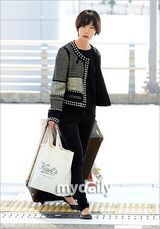 组图：韩星韩智慧裴斗娜飞往法国参加时装秀