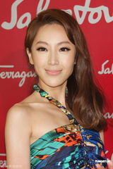 组图：隋棠彩装亮相秀性感香肩 称拍戏时有想婚念头