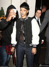 组图：蕾哈娜蓝嘴唇亮相派对 透视装半乳隐现