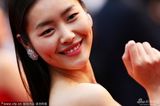 组图：名模刘雯戛纳走秀 低胸长裙秀高挑身材