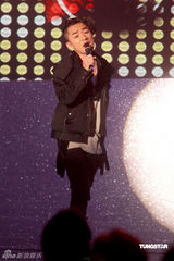 幻灯图：容祖儿露肩礼服帅气 阿Sa(蔡卓妍)颁奖礼上露笑容