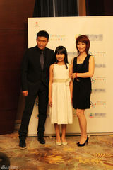 组图：胡军携妻女助阵嫣然认捐病房