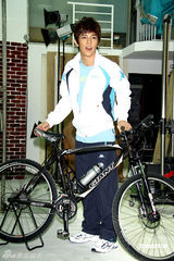 幻灯组图：汪东城代言运动服装 想开画展秀绘画天份