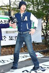 组图：神话成员JunJin退役 众粉丝迎接感动落泪