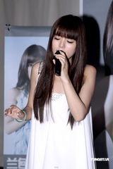 幻灯图：阿兰节省百万宣传费 为玉树灾区同胞捐款