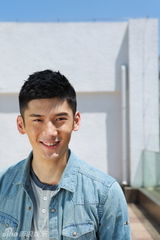 组图：刘芮麟天台阳光写真 尽显文艺偶像气质