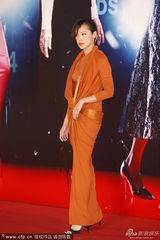 组图：何韵诗橙裙显女人味 外套难掩玲珑曲线