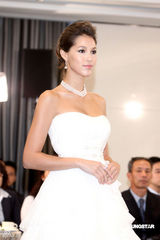 幻灯图：大S白色礼服高贵优雅 恨嫁苦等真命天子