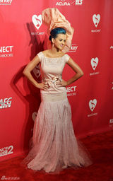 高清图：凯蒂-佩里头顶大花亮相格莱美预热活动