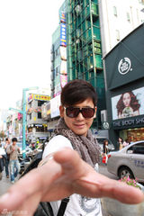 组图：于晓光韩国街拍 白T搭牛仔不失潮范