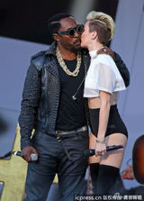 组图：塞勒斯开唱秀长腿 男女通吃与辣妹调情