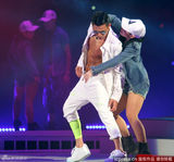 组图：刘德华演唱会卖萌卖力 露腹肌与女伴缠绵