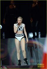 组图：Jessie J绷带装露底裤 下腰秀壮硕身材