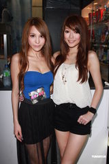 组图：连诗雅不担心遭揩油 与陈静仪比拼性感