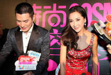 组图：严宽杜晓婷携手出席活动 粉丝献花送祝福