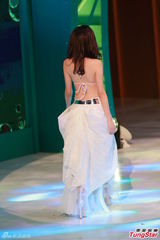 组图：港姐大尺度深V秀乳沟 背部全裸纤腰曼妙