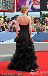 组图：《背叛》首映 两女星极尽妖娆红毯斗艳