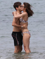 组图：奈特莉度蜜月笑贴老公 碎花比基尼秀身板