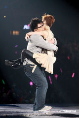 幻灯：郑秀文许志安相拥献唱 梁洛施李嘉欣捧场