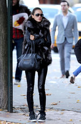 高清组图：超模亚历山大-安布罗休街拍皮草上身