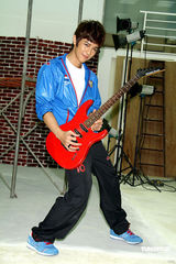 幻灯组图：汪东城代言运动服装 想开画展秀绘画天份