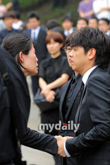 幻灯图：韩星朴龙河骨灰下葬 家人好友送最后一程