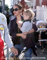 幻灯图集：阿尔芭黑超遮面显辣妈风范 爱女童真可爱