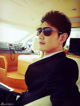 组图：何明翰海边游艇写真显高富帅本色