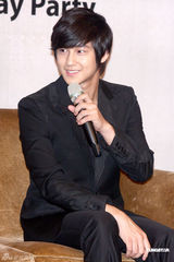 幻灯组图：韩版F4成员金范赴台湾举行粉丝见面会