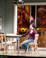 组图：《死亡账户》曝舞台照 凯蒂与男星狂吻