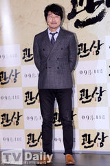 组图：李钟硕穿蜘蛛人格纹装亮相《观相》试映