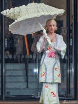 组图：Gaga挤乳沟扮日本艺妓 高举硕大贝壳伞