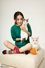 赵丽颖与喵星人拍杂志 温情演绎宠物情缘