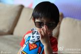 组图：微镜头下的小小志 呆萌可爱完胜童颜老爸
