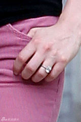 组图：安妮-海瑟薇与未婚夫遛狗晒幸福