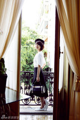 组图：王珞丹写真黑白配 十足文艺小清新