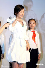 幻灯图：李冰冰白衣出席公益活动 现场教授手语