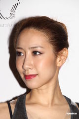 组图：何嘉莉预产期为9月 吴雨霏惹整容疑云