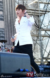 组图：《十月》演唱会隆重开幕 SJ圭贤捧场