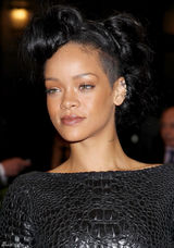 高清组图：蕾哈娜黑色露背礼服亮相时装庆典